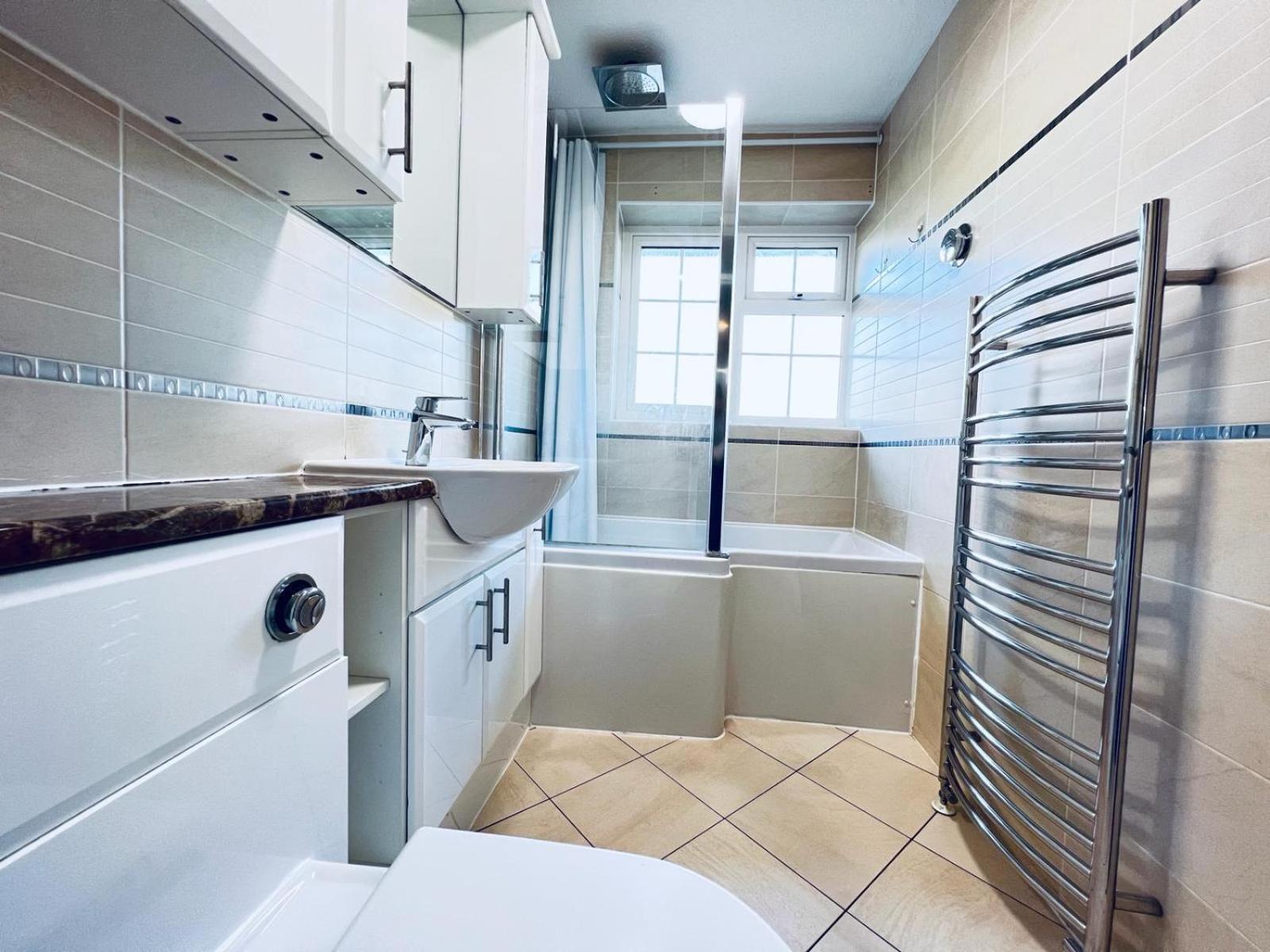 Elegant Room In Stylish House Milton Keynes Exterior foto