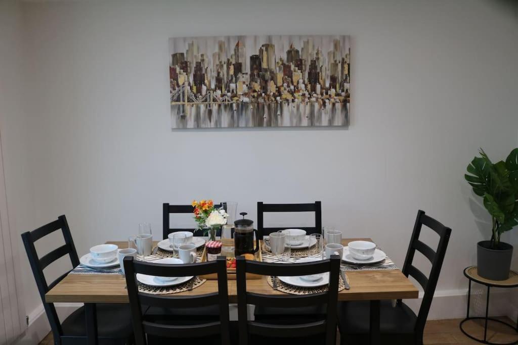 Elegant Room In Stylish House Milton Keynes Exterior foto