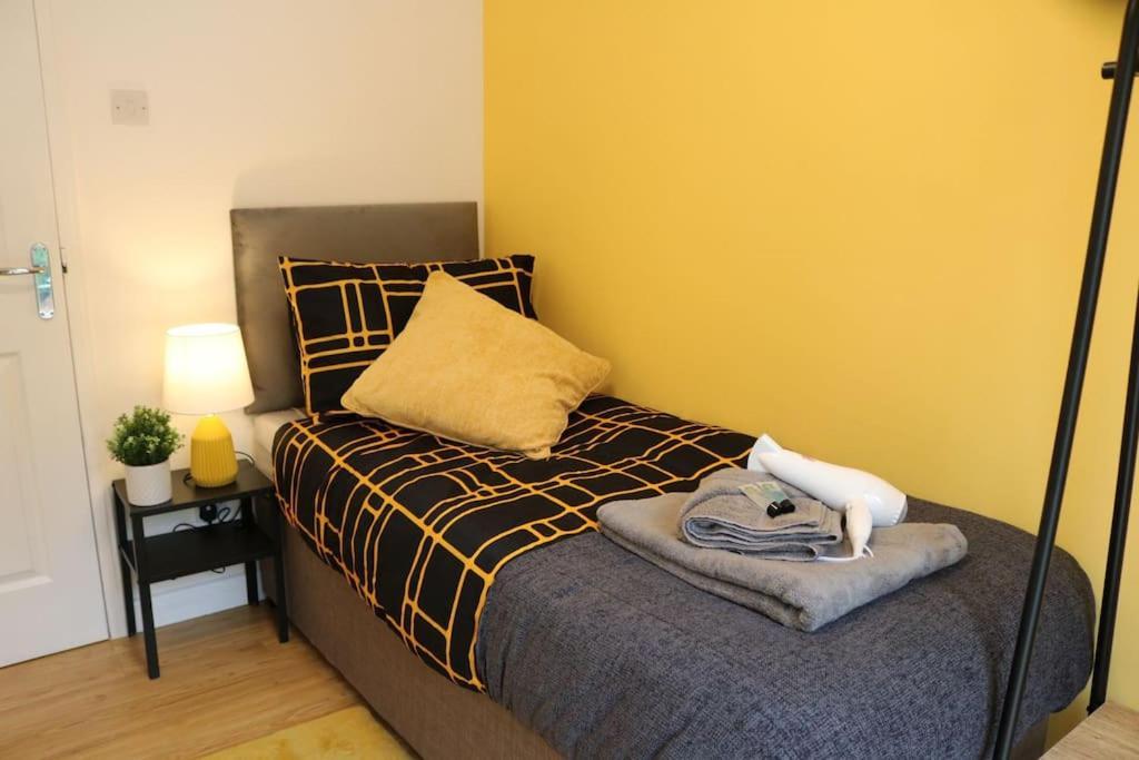 Elegant Room In Stylish House Milton Keynes Exterior foto